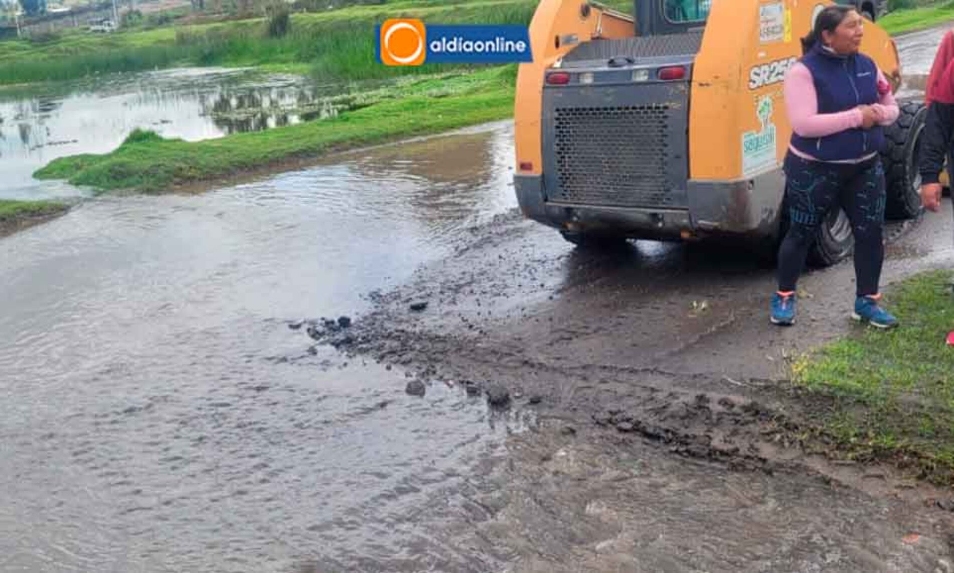DESBORDE DE ACEQUIA PREOCUPA A CIUDANÍA Y GAD.M SAQUISILÍ CON MAQUINARIA DA SOLUCIÓN