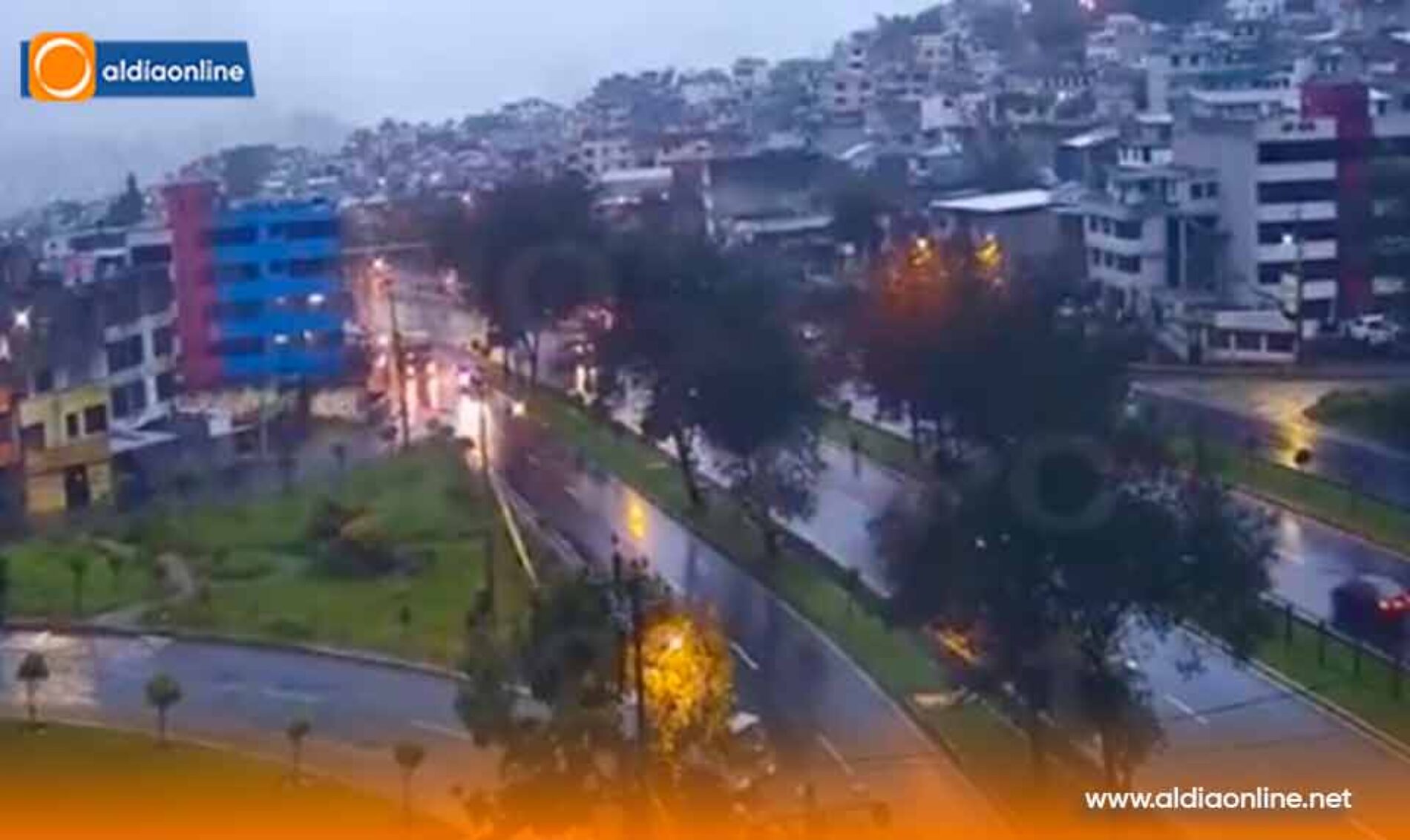 LLUVIAS, NEBLINA Y UN SOCAVÓN COMPLICAN CIRCULACIÓN DE CARROS EN QUITO