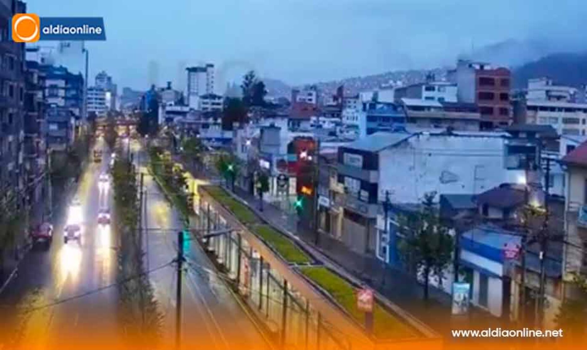 LLUVIAS, NEBLINA Y UN SOCAVÓN COMPLICAN CIRCULACIÓN DE CARROS EN QUITO
