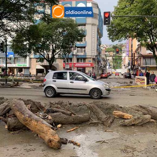 ESTUDIANTES RESCATADAS TRAS SER ARRASTRADAS POR EL DESBORDAMIENTO DEL RÍO MALACATOS