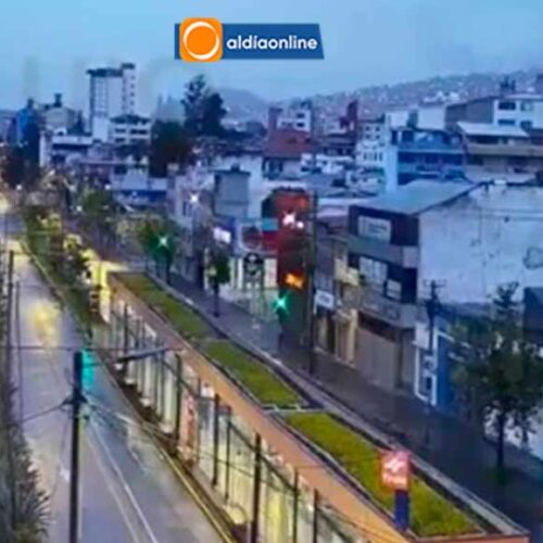 LLUVIAS, NEBLINA Y UN SOCAVÓN COMPLICAN CIRCULACIÓN DE CARROS EN QUITO