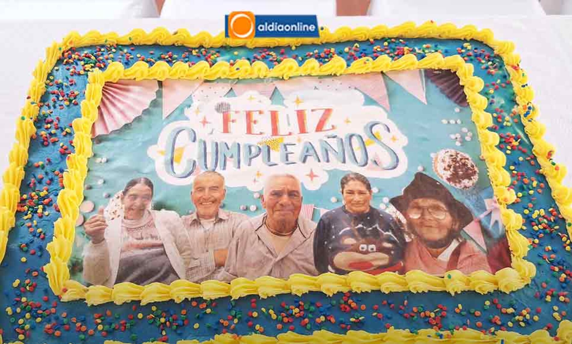 CENTRO GERIÁTRICO DE SALCEDO CELEBRÓ EL CARNAVAL Y EL ANIVERSARIO DE 6 ABUELITOS.
