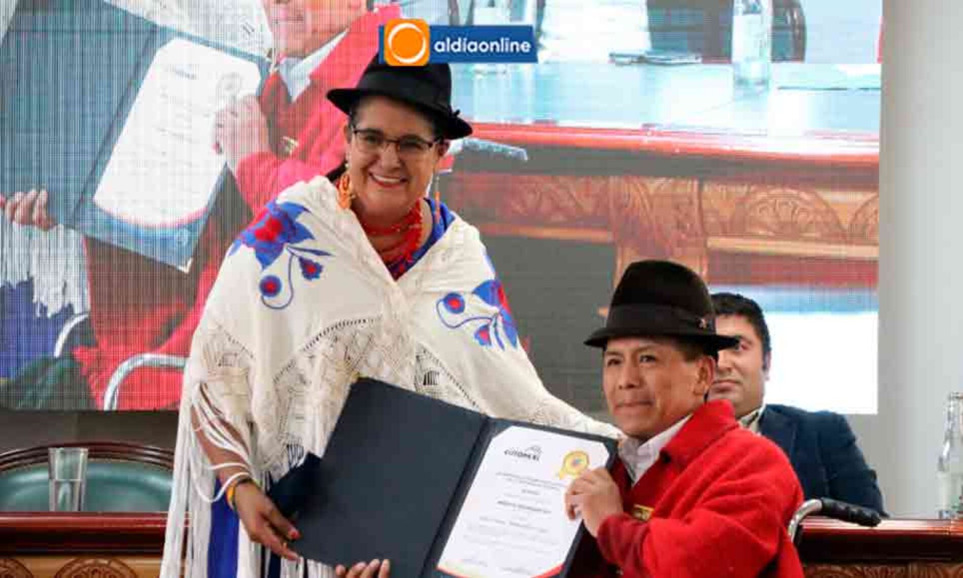 PREFECTURA DE COTOPAXI CONDECORÓ LA TRAYECTORIA DE COTOPAXENSES DESTACADOS