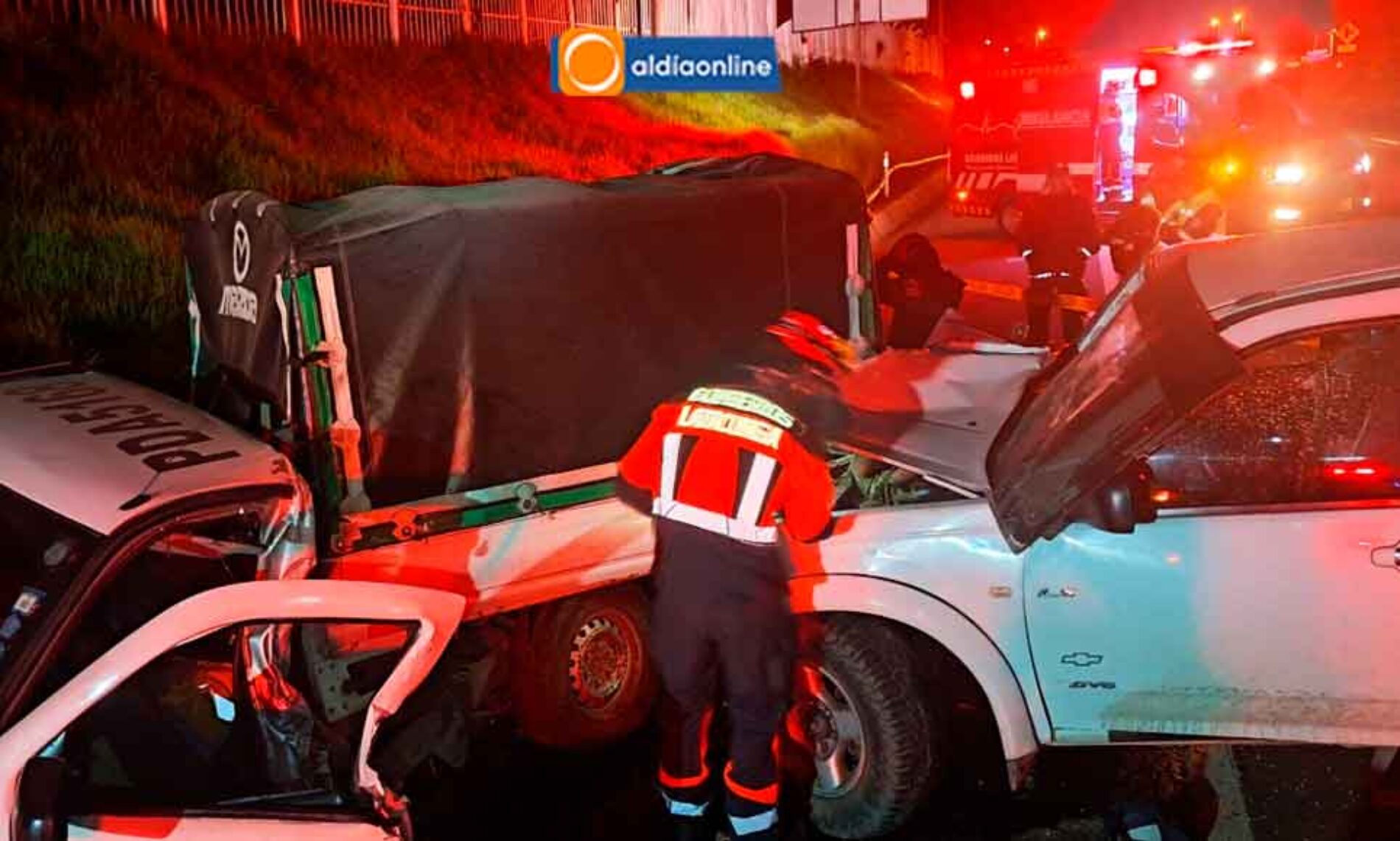 BOMBEROS LATACUNGA ATENDIERON LLAMADO POR ACCIDENTE DE TRÁNSITO SUSCITADO EN LASSO