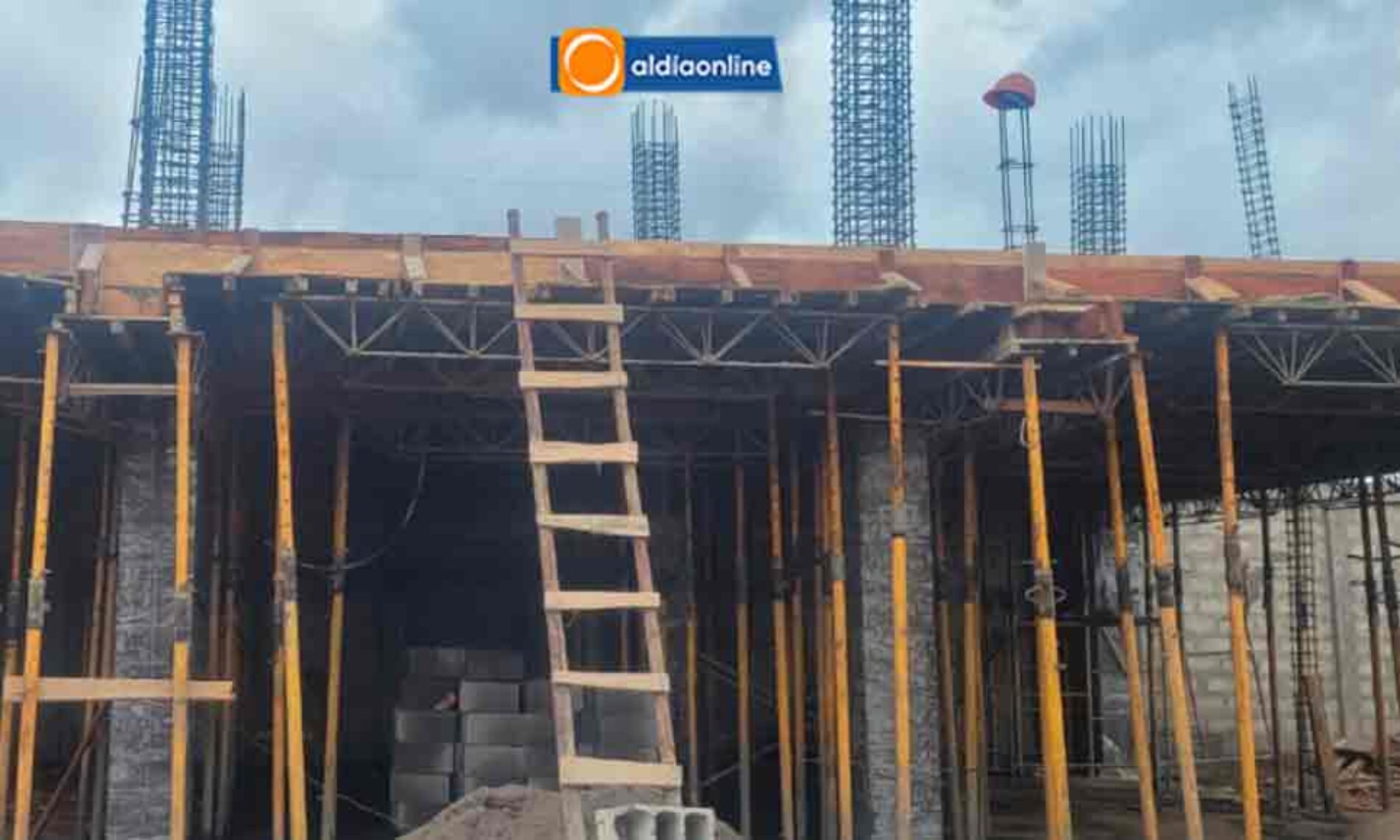 MUNICIPIO TIENE UN 30 % AVANCE DE OBRA EN BLOQUE DE AULAS DE LA U.E NACIONAL SAQUISILÍ