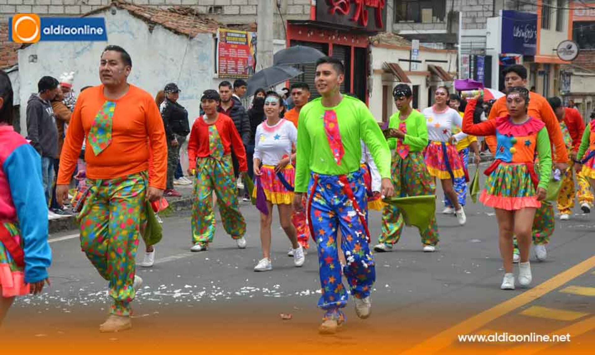 EL CARNAVAL DE LA ALEGRÍA 2025 “DILE SÍ A LA VIDA” RECORRIÓ CALLES DE LATACUNGA (VIDEOS)