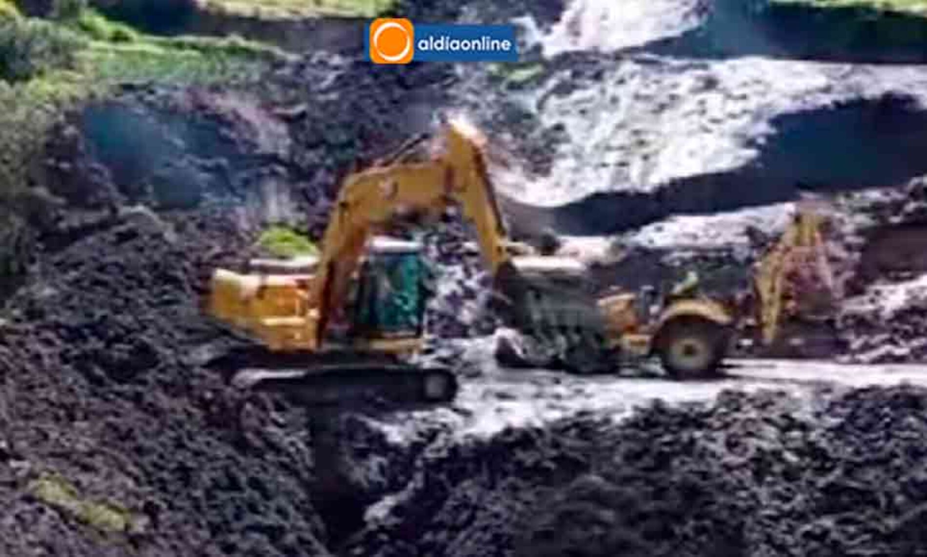 APOYO OPORTUNO DE CONTRATISTA DE PREFECTURA DE COTOPAXI PERMITIÓ REHABILITAR TRAMO DE VÍA ANGAMARCA- APAHUA