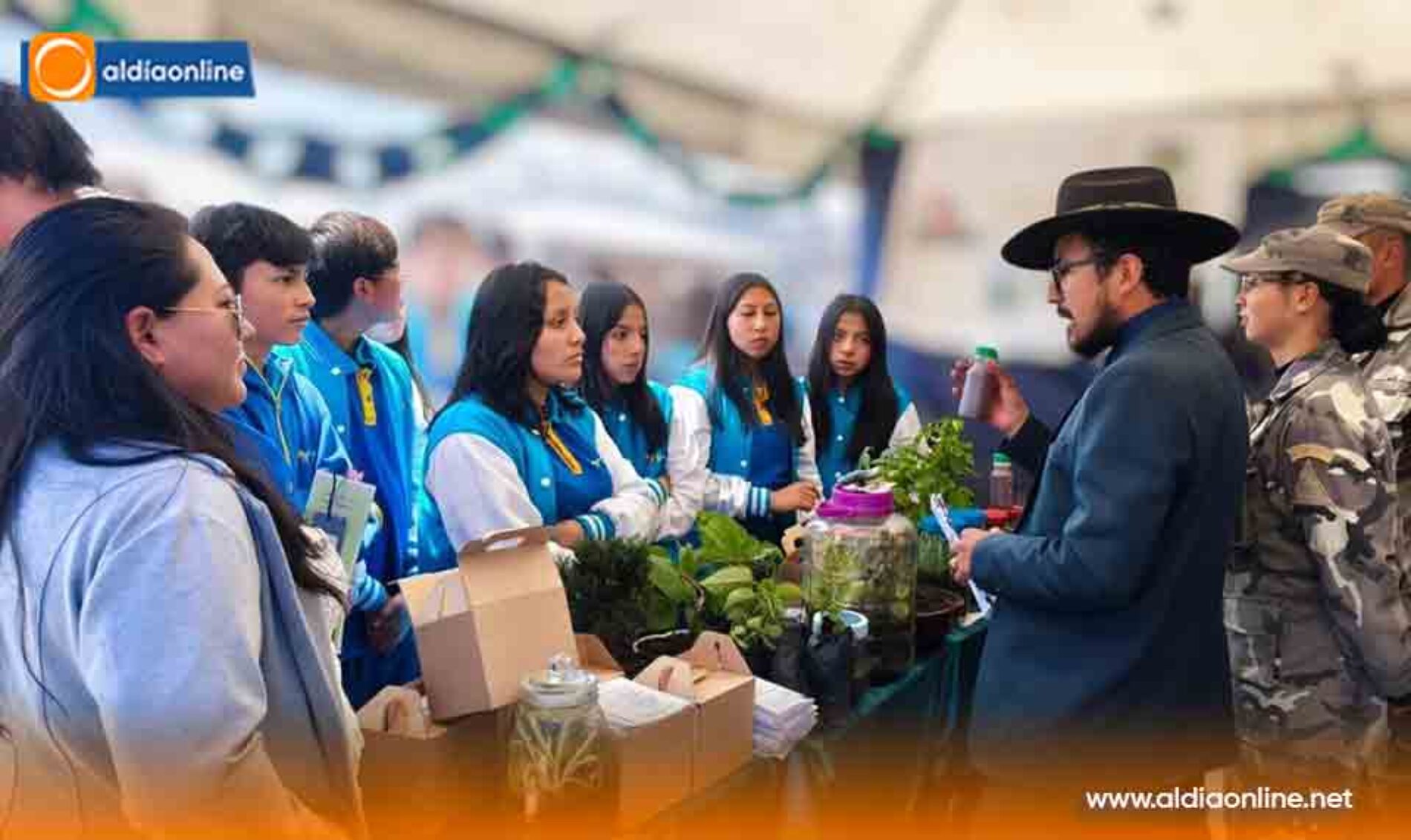ESTUDIANTES DE SALCEDO REPRESENTAN A ECUADOR EN EL CONCURSO ESCUELA EMPRENDEDORA 2024