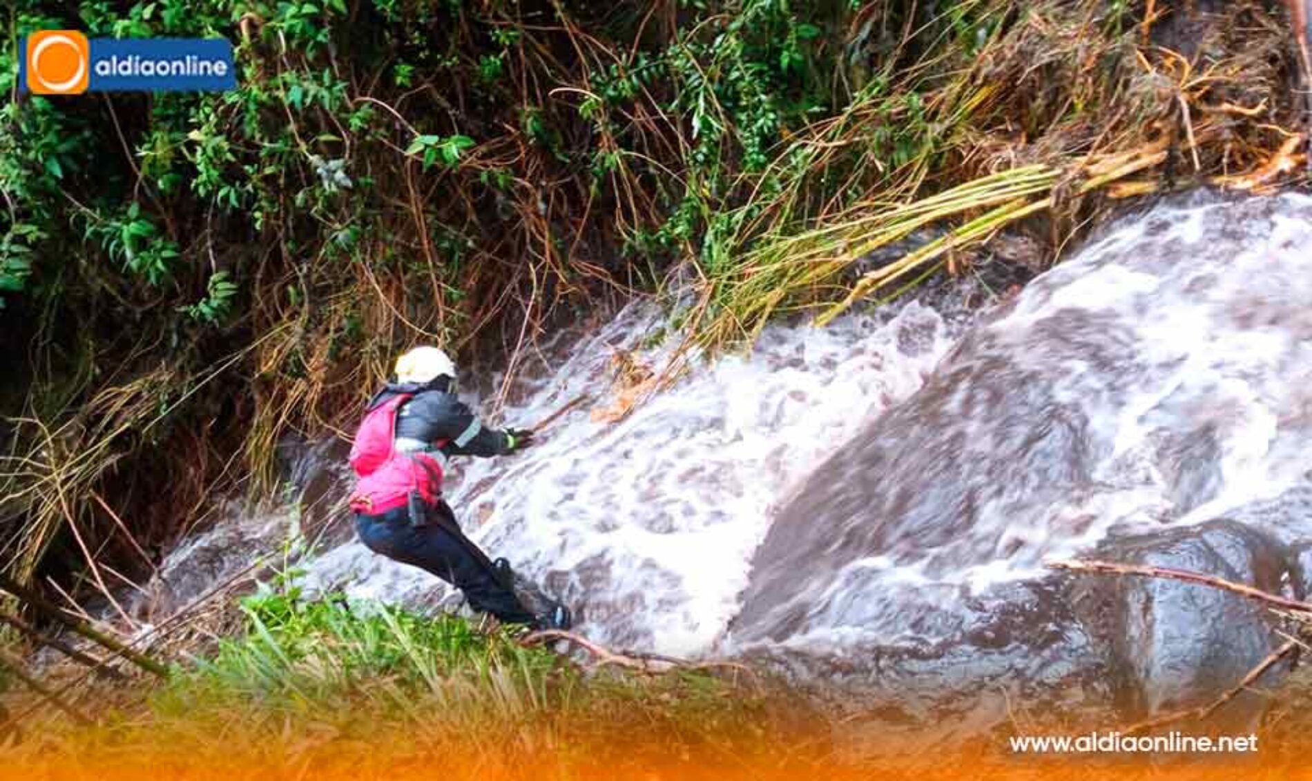 DOS CUERPOS FUERON RESCATADOS POR LA COMUNIDAD Y PERSONAL DEL CUERPO DE BOMBEROS EN EL SECTOR LAGUAMASA CANTÓN SALCEDO