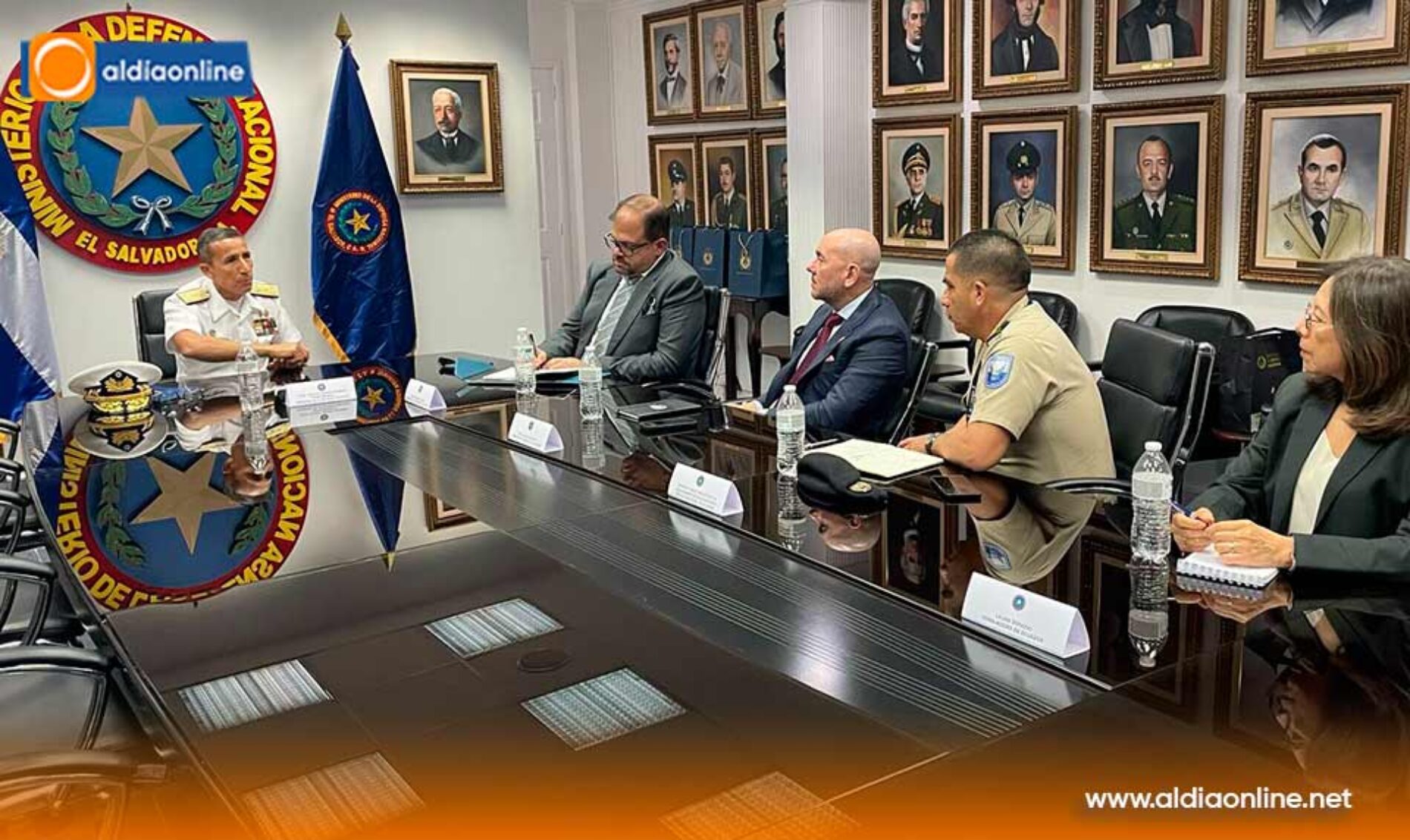 DOS MINISTROS DE ECUADOR VISITAN LA MEGA CÁRCEL DE EL SALVADOR