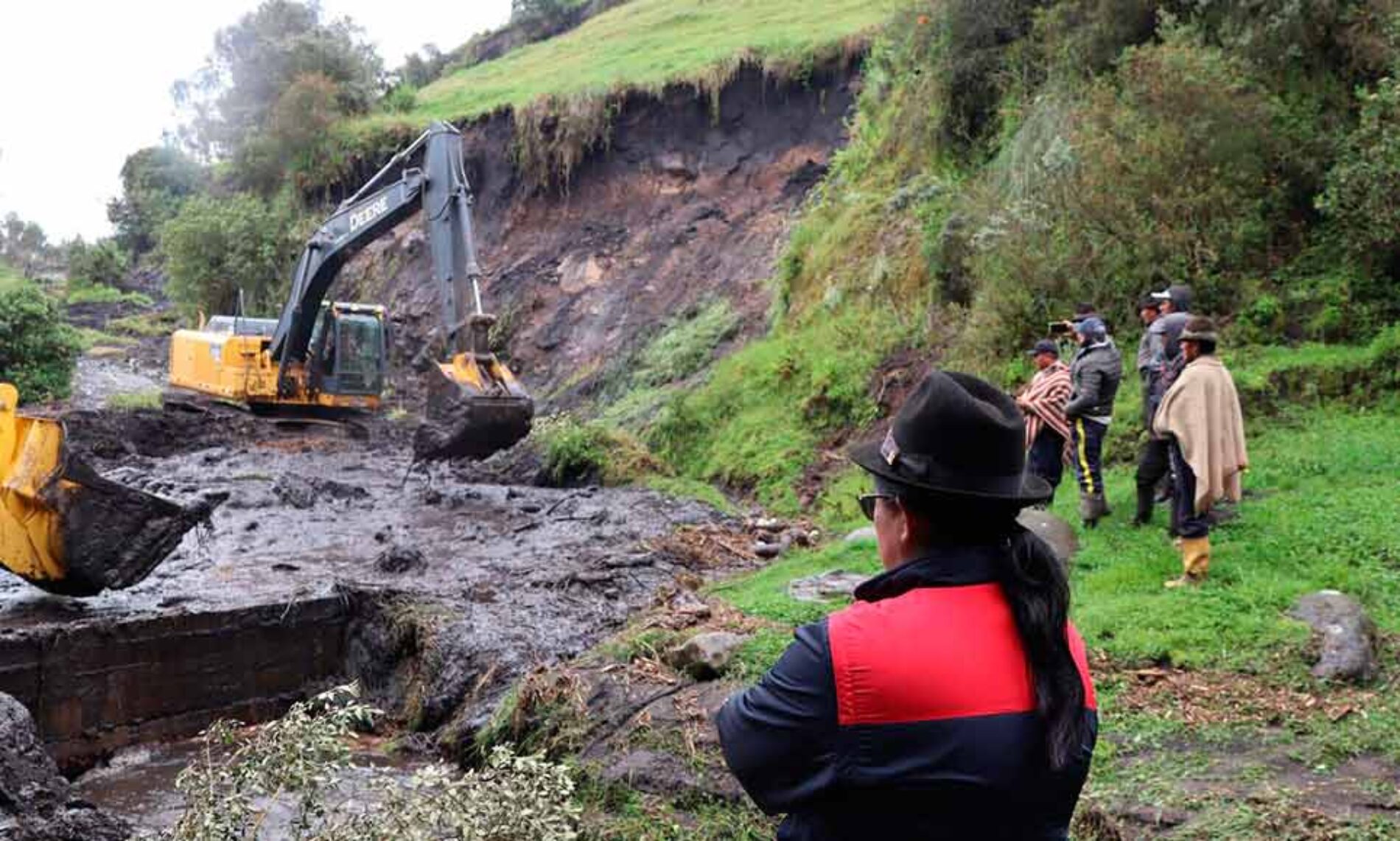PREFECTURA DE COTOPAXI TOMÓ ACCIONES INMEDIATAS ANTE ALUVIÓN PRODUCIDO EN LA PARROQUIA CUSUBAMBA