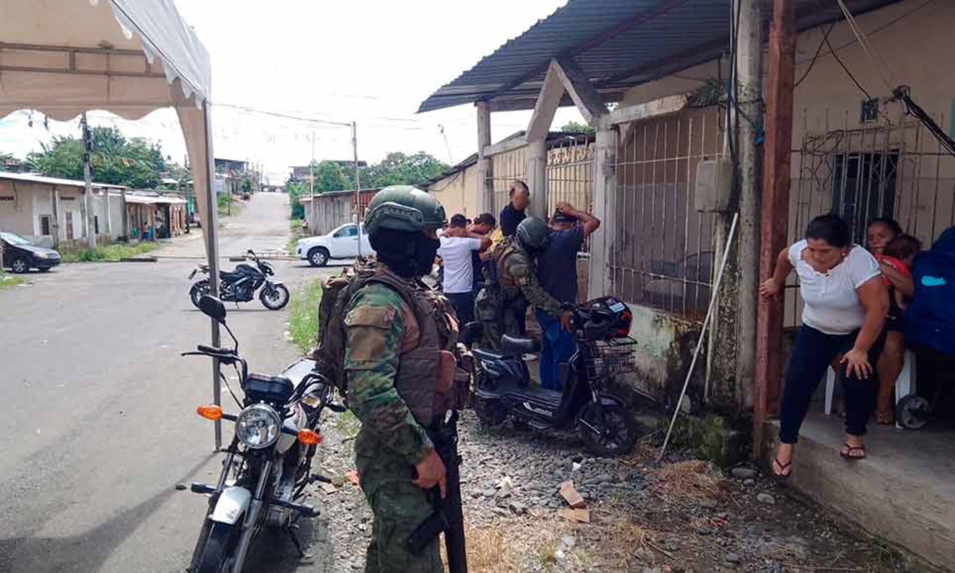 EJÉRCITO ECUATORIANO INTENSIFICA OPERACIONES EN LOS RÍOS