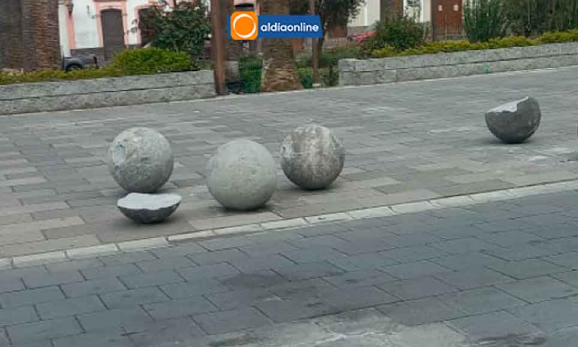 BOLARDOS DEL PARQUE SAN FRANCISCO FUERON DESPRENDIDOS, NO SE CONOCE A LOS ACTORES