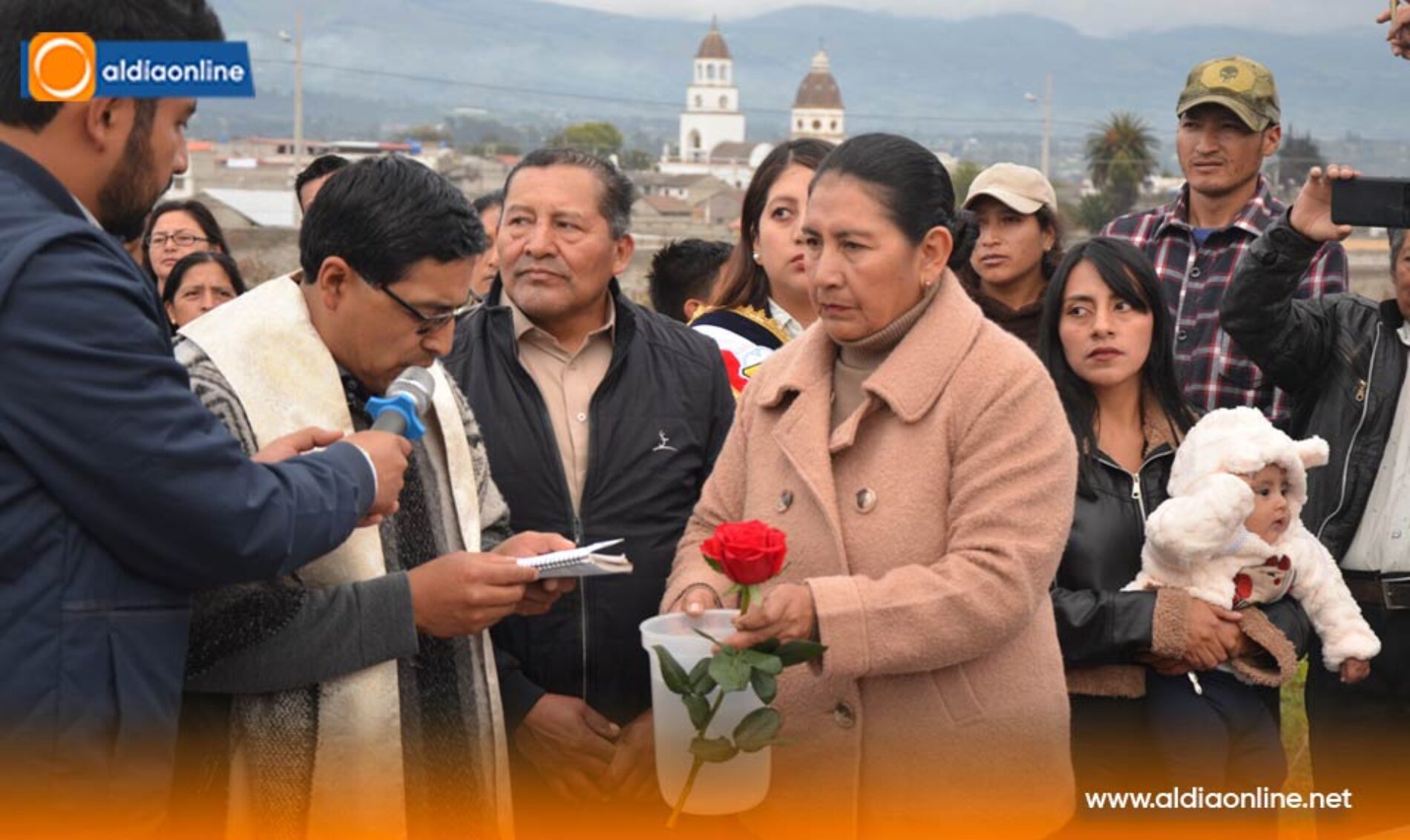 ADOQUINADO Y ALCANTARILLADO DE CALLE 24 DE MAYO EN GUAYTACAMA ENTREGÓ MUNICIPIO DE LATACUNGA (VIDEO)