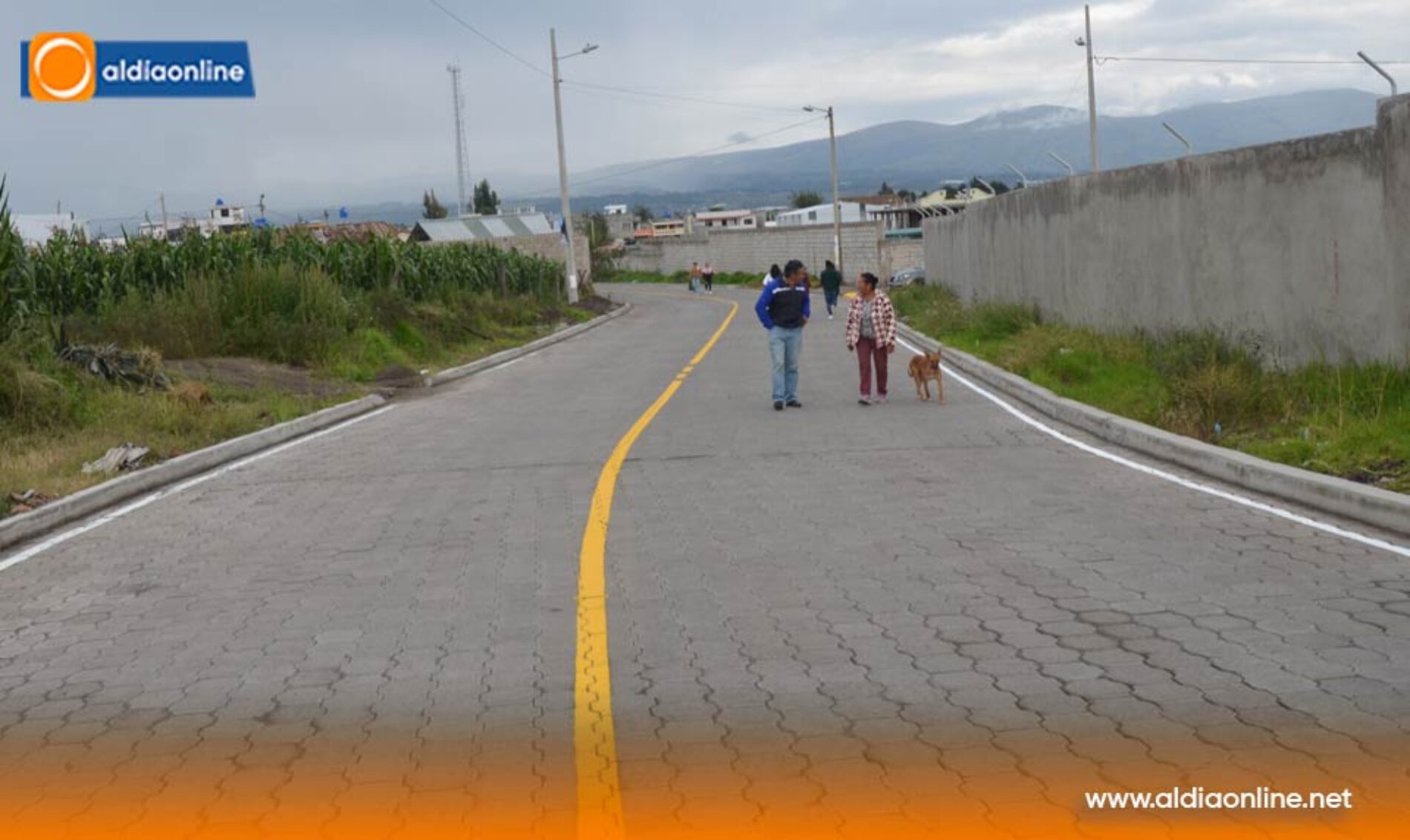 ADOQUINADO Y ALCANTARILLADO DE CALLE 24 DE MAYO EN GUAYTACAMA ENTREGÓ MUNICIPIO DE LATACUNGA (VIDEO)