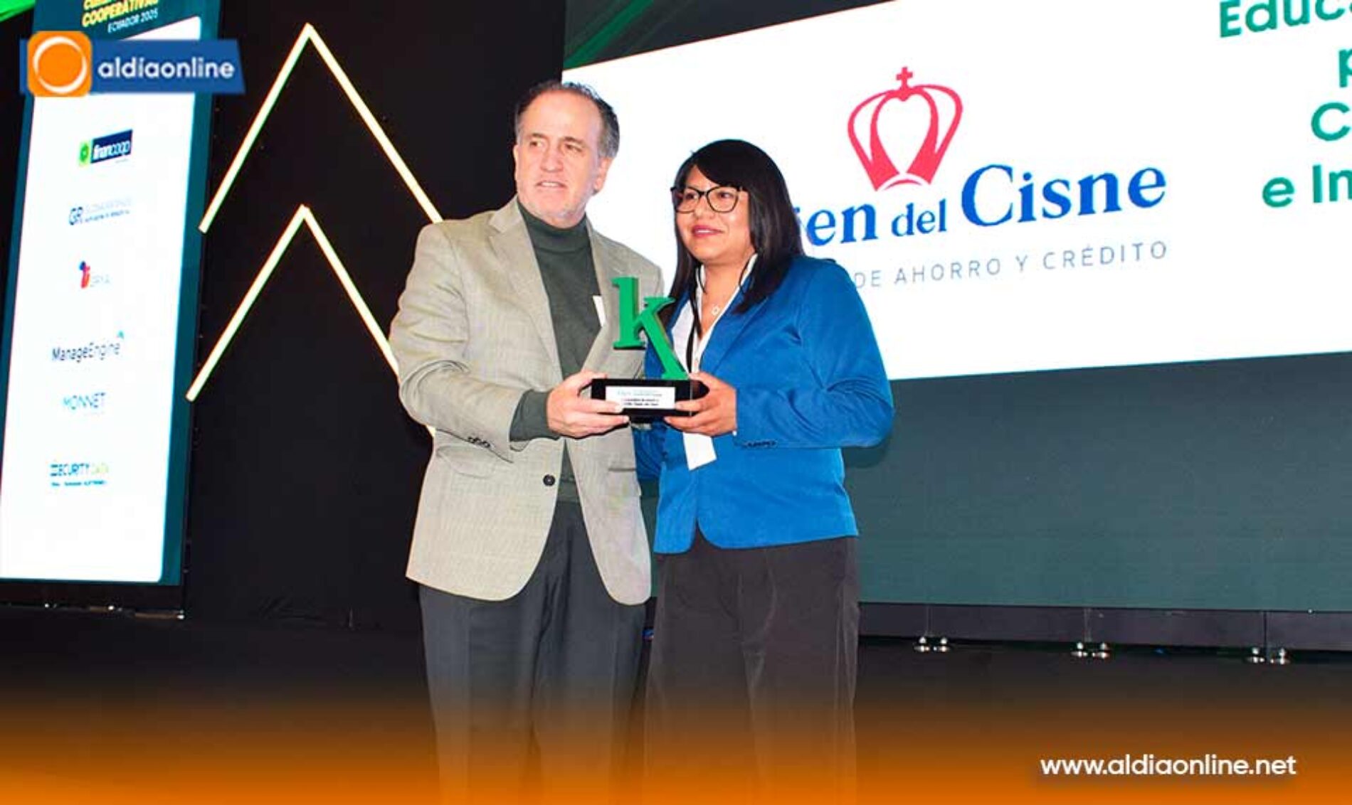 COAC VIRGEN DEL CISNE RECIBE EL PREMIO A LAS MEJORES PRÁCTICAS DE SOSTENIBILIDAD EN EKOS 2025