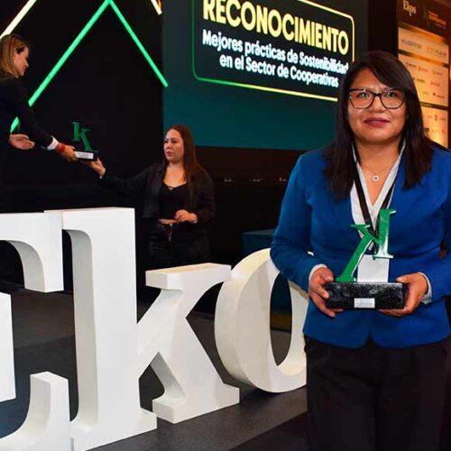 COAC VIRGEN DEL CISNE RECIBE EL PREMIO A LAS MEJORES PRÁCTICAS DE SOSTENIBILIDAD EN EKOS 2025