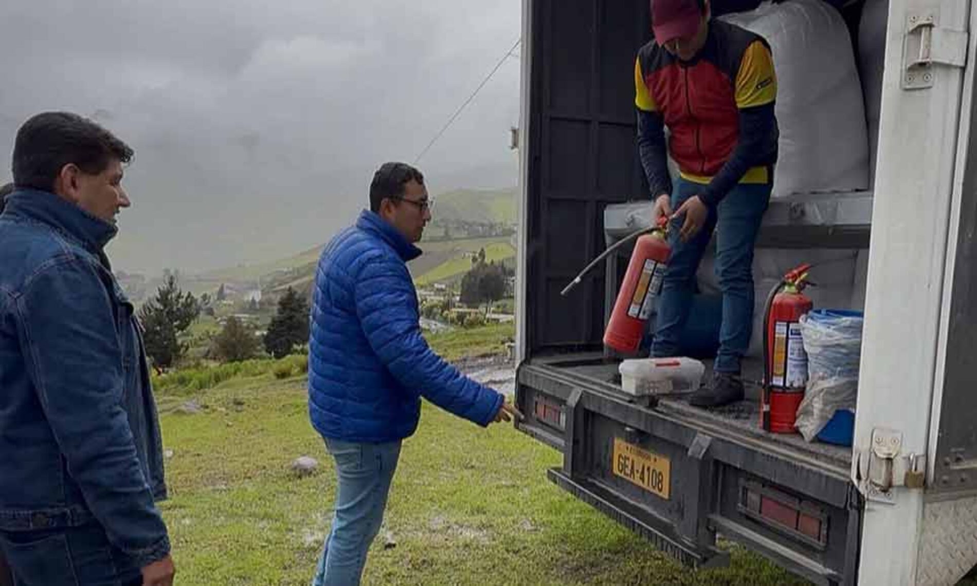 SECRETARÍA DE GESTIÓN DE RIESGOS ENTREGA MATERIALES PARA ALBERGUE EN SARAUGSHA-ZUMBAHUA