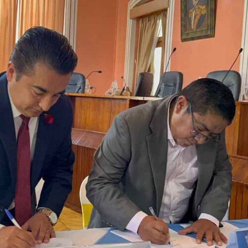 FIRMA DEL CONVENIO DE LA TIENDA DE SOUVENIRS DE ORIGEN MASHCA ENTRE MASHKANDINO S.A.S Y EL MUNICIPIO DE LATACUNGA