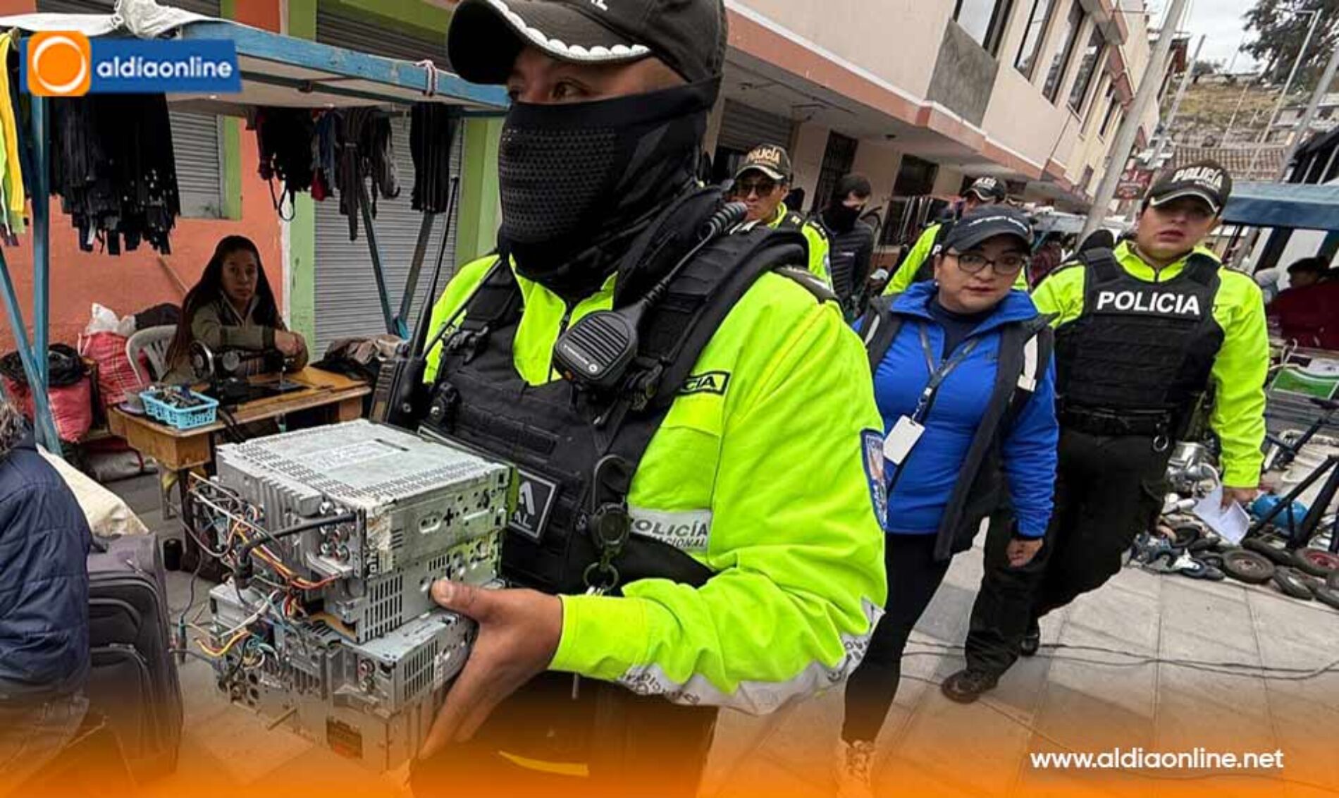 AUTORIDADES DE CONTROL REALIZARON OPERATIVO ANTIDELINCUENCIAL EN LA PLAZA SAN SEBASTIÁN Y PLAZA CANADÁ EN LATACUNGA