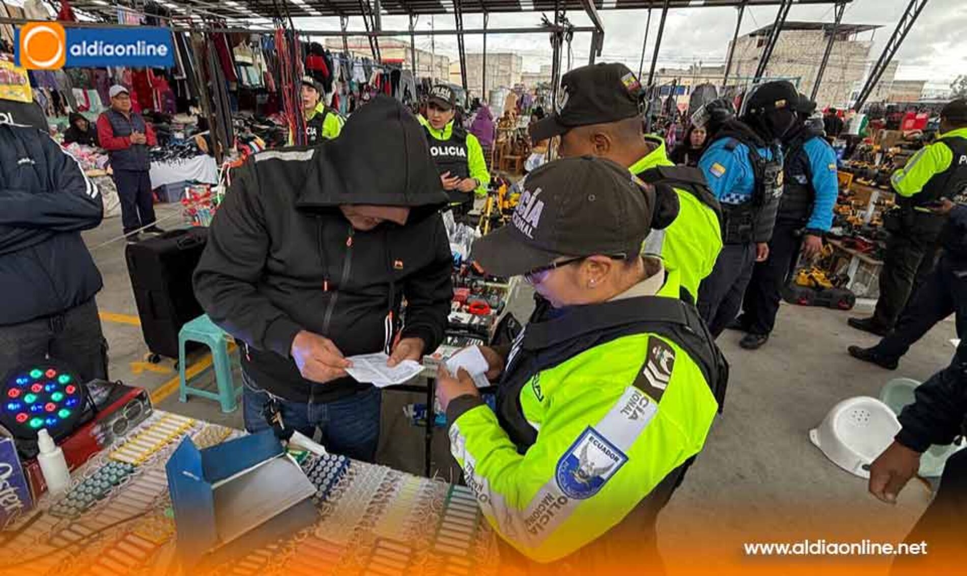 AUTORIDADES DE CONTROL REALIZARON OPERATIVO ANTIDELINCUENCIAL EN LA PLAZA SAN SEBASTIÁN Y PLAZA CANADÁ EN LATACUNGA