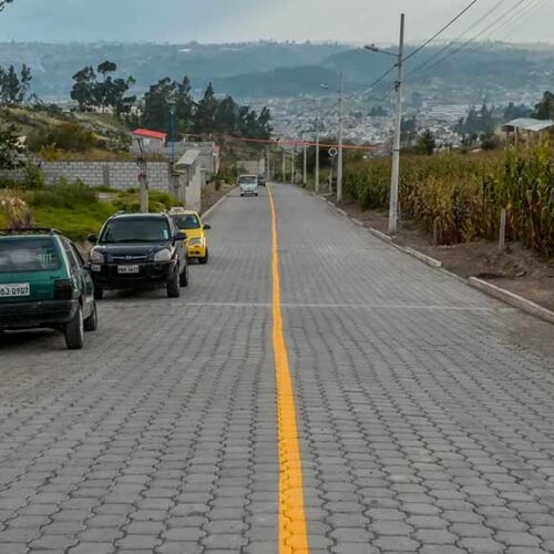 ALCALDE DE LATACUNGA INAUGURÓ ADOQUINADO DE LA CALLE ATACAZO UBICADA EN EL SECTOR LA LAGUNA