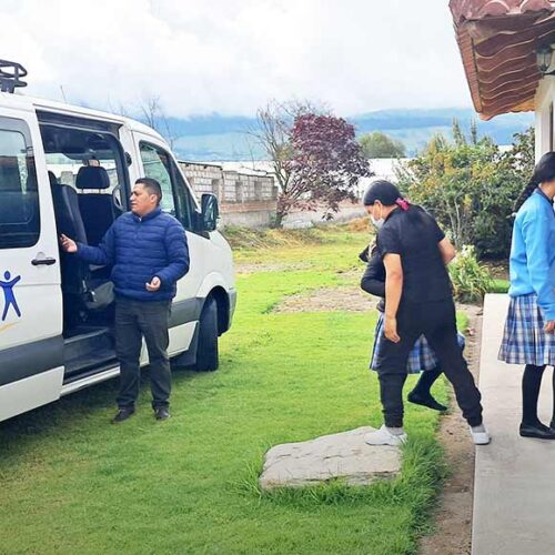 ESTUDIANTES CON DISCAPACIDAD DEL CANTÓN SALCEDO  SE BENEFICIARON DE SESIÓN DE MASAJES TERAPÉUTICOS