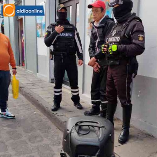 PERSONA DE LA TERCERA EDAD  ROBA EN CENTRO DE LATACUNGA Y ES DETENIDO EN FLAGRANCIA  (VIDEO)