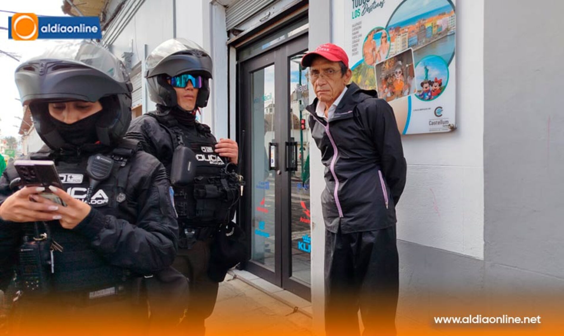 PERSONA DE LA TERCERA EDAD  ROBA EN CENTRO DE LATACUNGA Y ES DETENIDO EN FLAGRANCIA  (VIDEO)