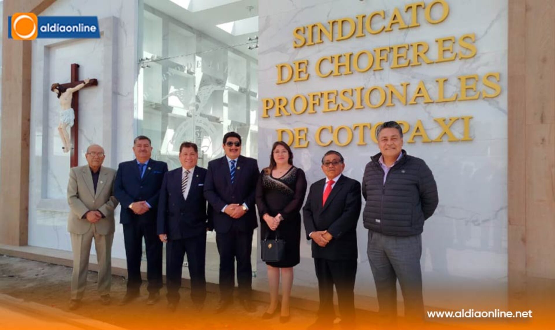 SINDICATO DE CHOFERES PROFESIONALES DE COTOPAXI CUENTAN CON NUEVO MAUSOLEO Y AUTO CARROZA (VIDEO)