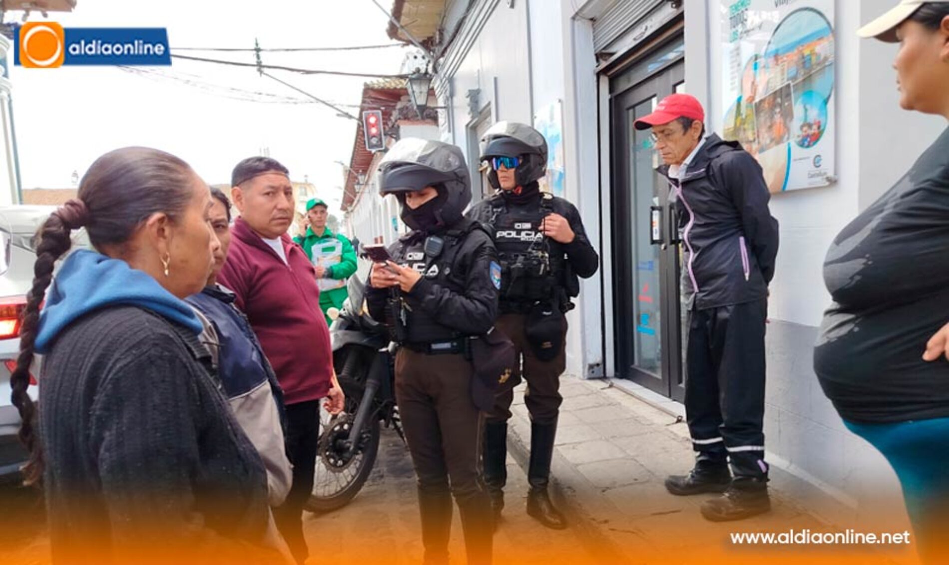 PERSONA DE LA TERCERA EDAD  ROBA EN CENTRO DE LATACUNGA Y ES DETENIDO EN FLAGRANCIA  (VIDEO)