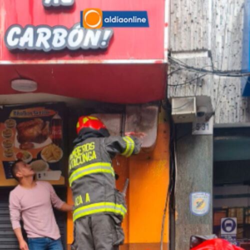 INCENDIO EN ASADERO DEL CENTRO DE LATACUNGA ES CONTROLADO POR BOMBEROS