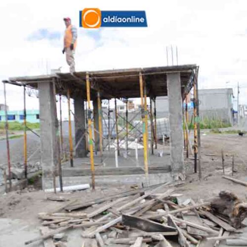 TRABAJOS EN PLAZA DE HIERBA EN SAQUISILÍ CON UN 50% DE AVANCE DE OBRA (VIDEO)
