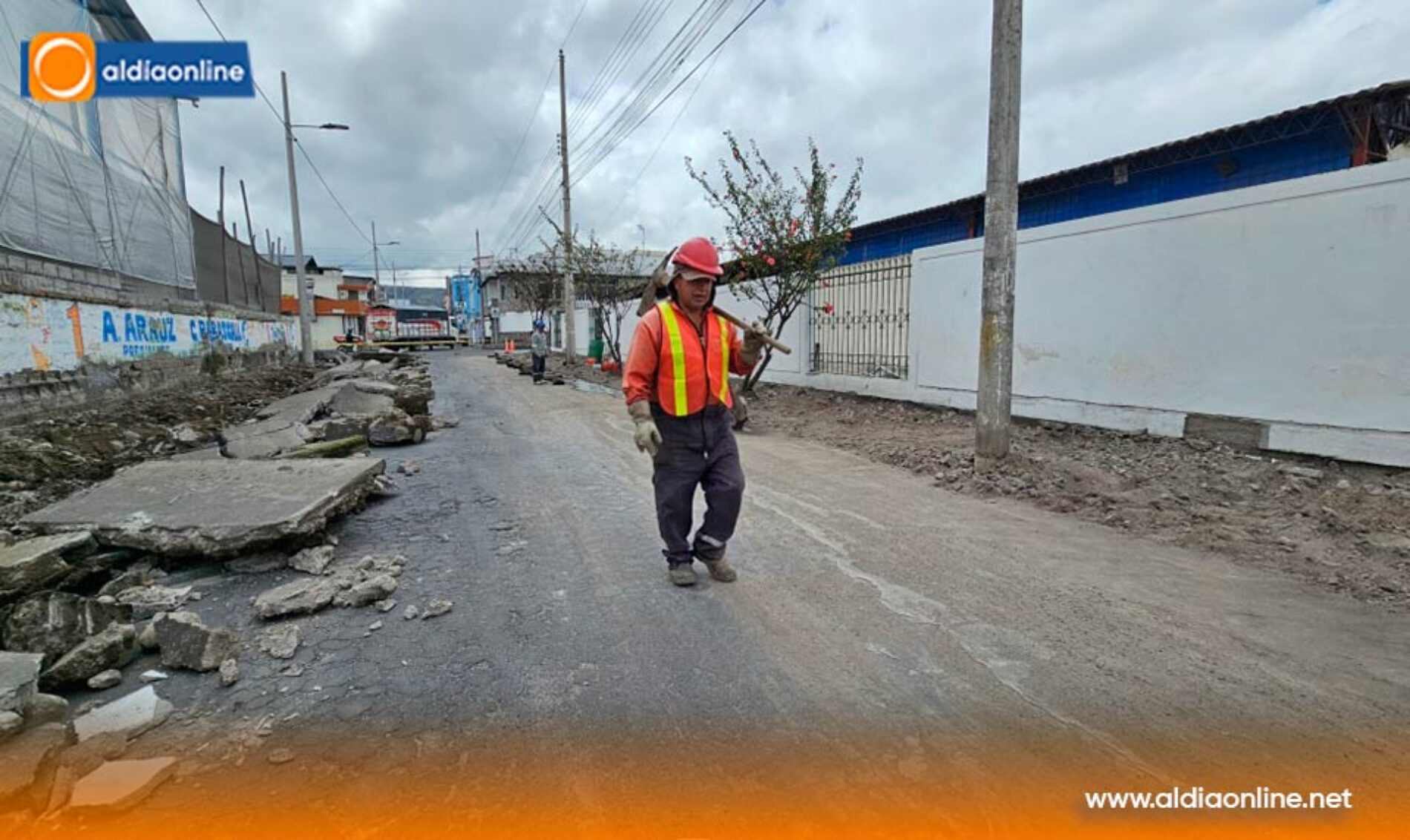 ALCALDÍA DE SALCEDO EJECUTA ASFALTADO DE LA CALLE ABDÓN CALDERÓN