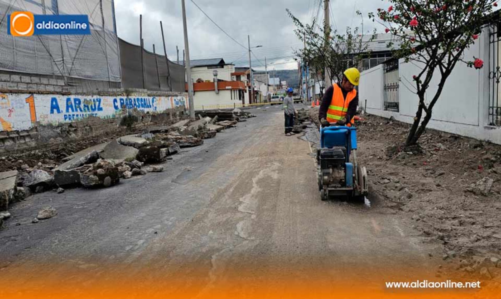 ALCALDÍA DE SALCEDO EJECUTA ASFALTADO DE LA CALLE ABDÓN CALDERÓN