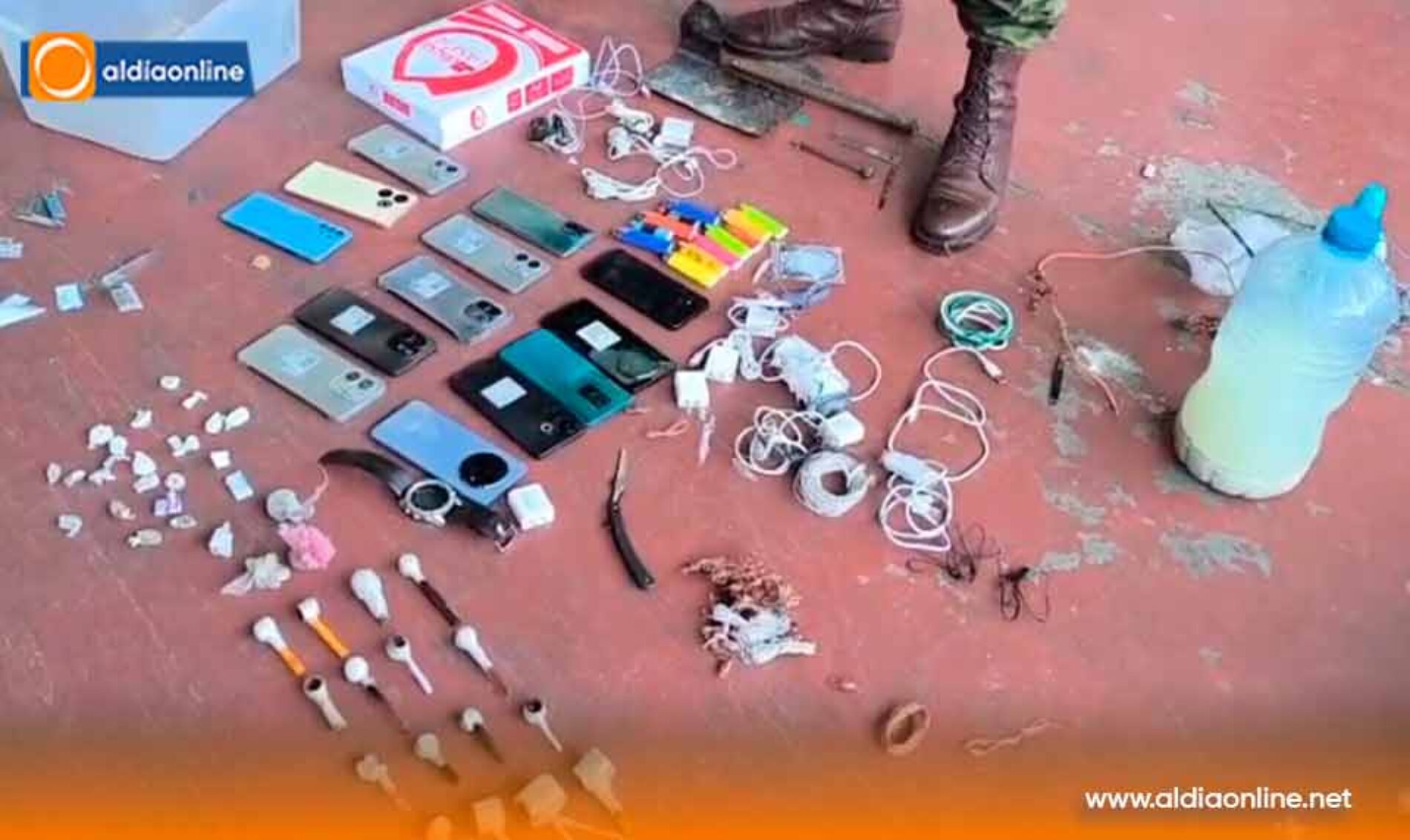 EJÉRCITO ECUATORIANO DECOMISÓ CELULARES Y VARIOS ARTÍCULOS PROHIBIDOS EN EL INTERIOR DEL CPL COTOPAXI
