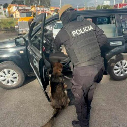 POLICÍA NACIONAL INTERCEPTA VEHÍCULO CON DROGA ENCALETADA