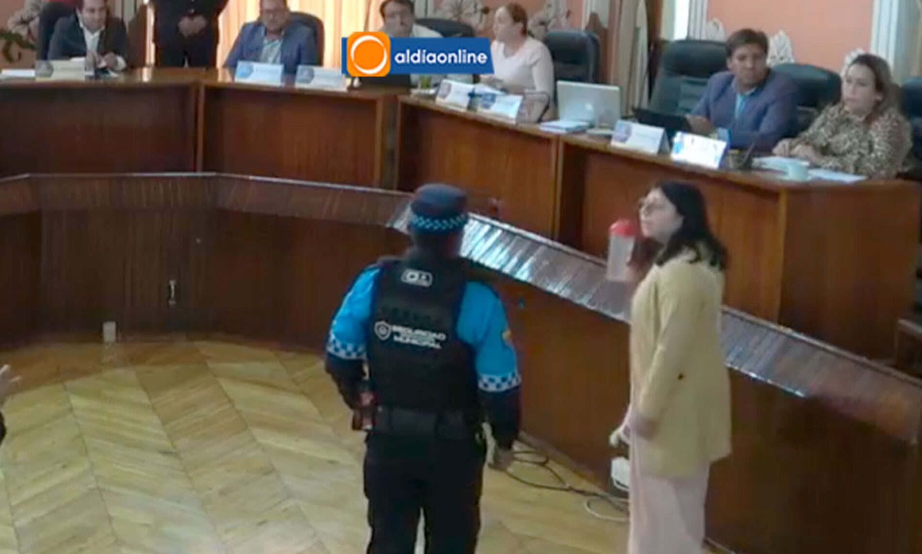 SUSPENDEN TRANSMISIÓN DE SESIÓN DE MUNICIPIO POR RECLAMO DE CIUDANA POR ESTADO DE AGUA POTABLE (VIDEO)