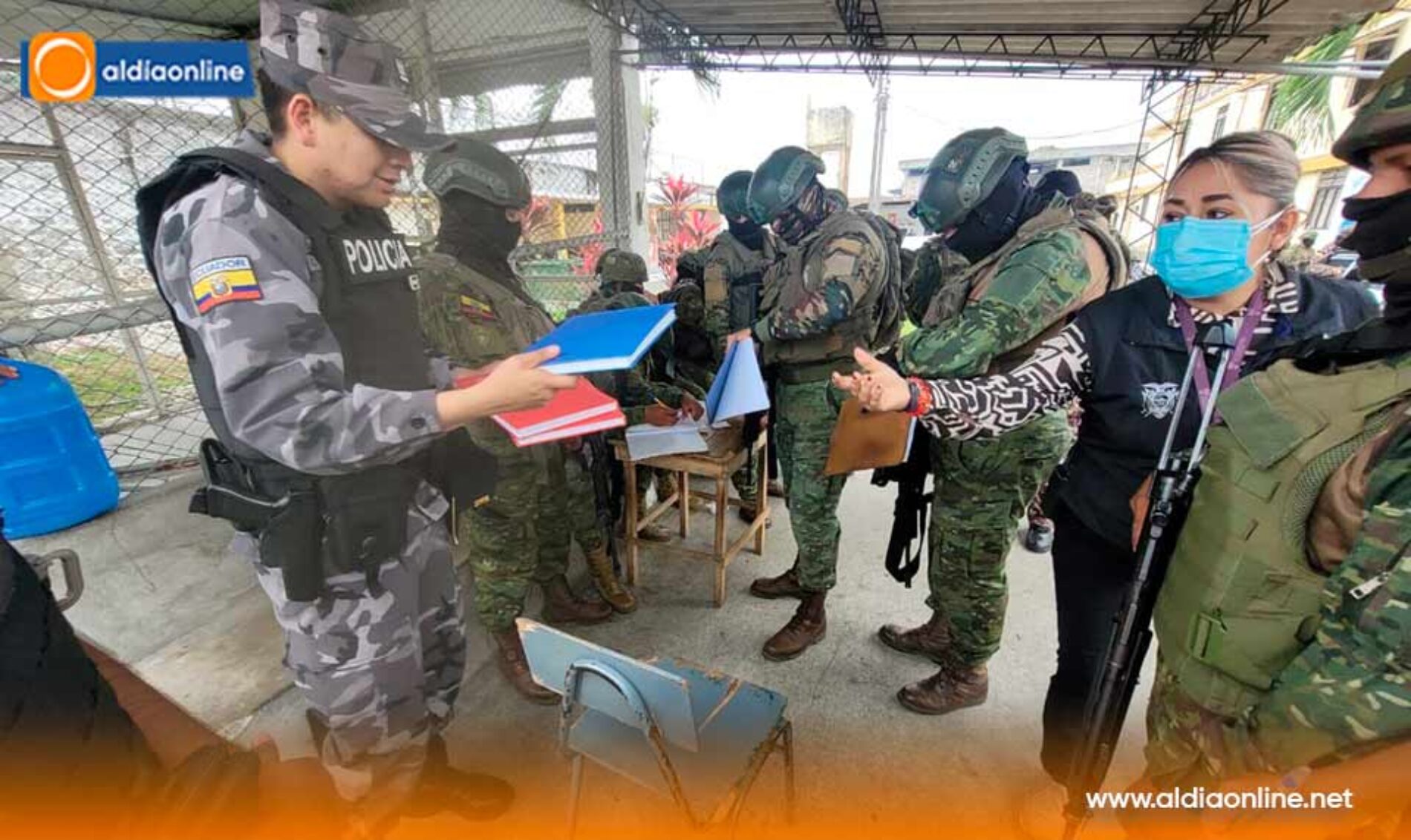 EFECTIVOS MILITARES ENTREGAN EL CPL LOS RÍOS NO 2 A LA POLICÍA NACIONAL DEL ECUADOR