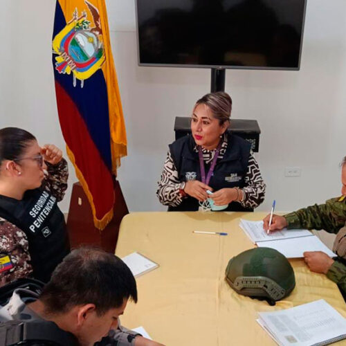 EFECTIVOS MILITARES ENTREGAN EL CPL LOS RÍOS NO 2 A LA POLICÍA NACIONAL DEL ECUADOR