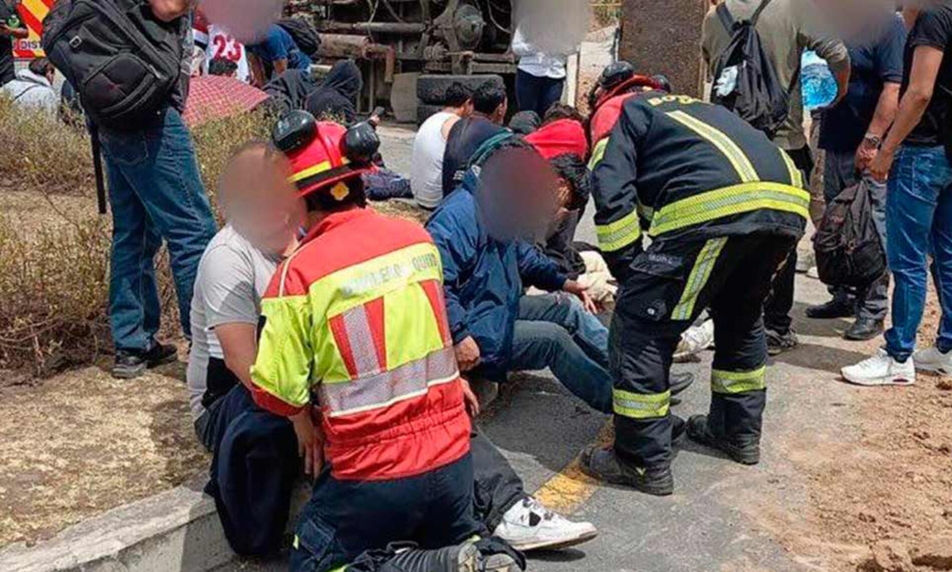 BUS ESCOLAR Y VOLQUETA COLISIONARON EN LA RUTA VIVA, LUMBISÍ; SE REPORTAN 14 HERIDOS
