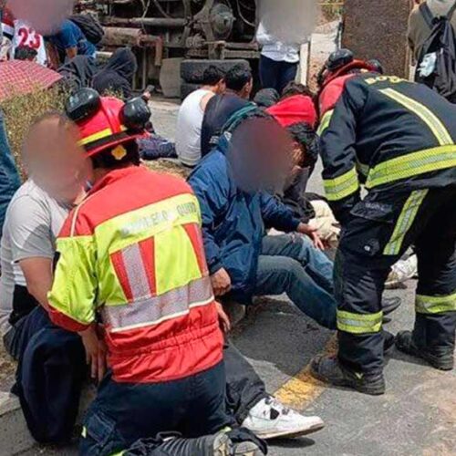 BUS ESCOLAR Y VOLQUETA COLISIONARON EN LA RUTA VIVA, LUMBISÍ; SE REPORTAN 14 HERIDOS