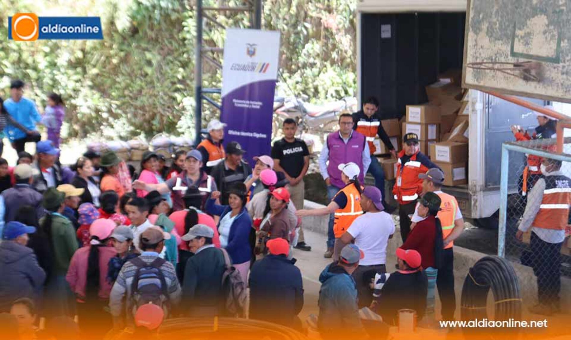 GOBERNADOR DE COTOPAXI ENTREGÓ KITS DE AYUDA HUMANITARIA EN EL CANTÓN SIGCHOS