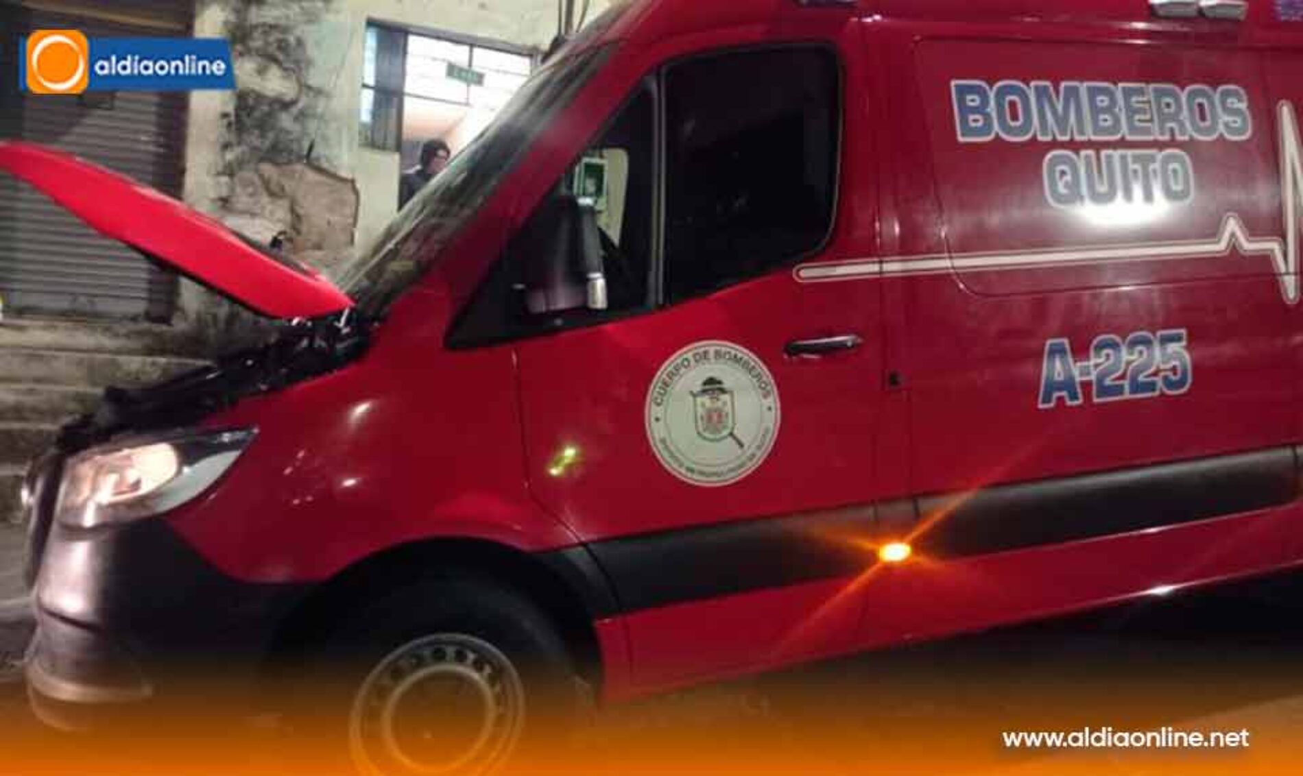 AMBULANCIA DEL CUERPO DE BOMBEROS DE QUITO FUE ASALTADA DURANTE UNA EMERGENCIA