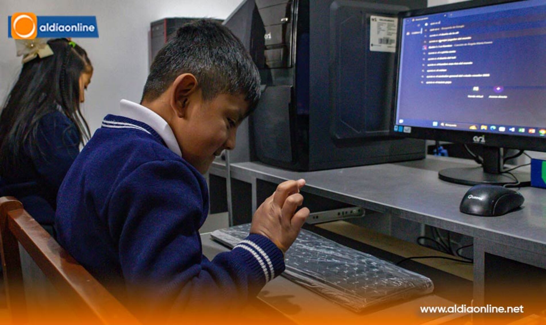 GAD MUNICIPAL DE LATACUNGA ENTREGA COMPUTADORAS A LA ESCUELA QUISQUIS