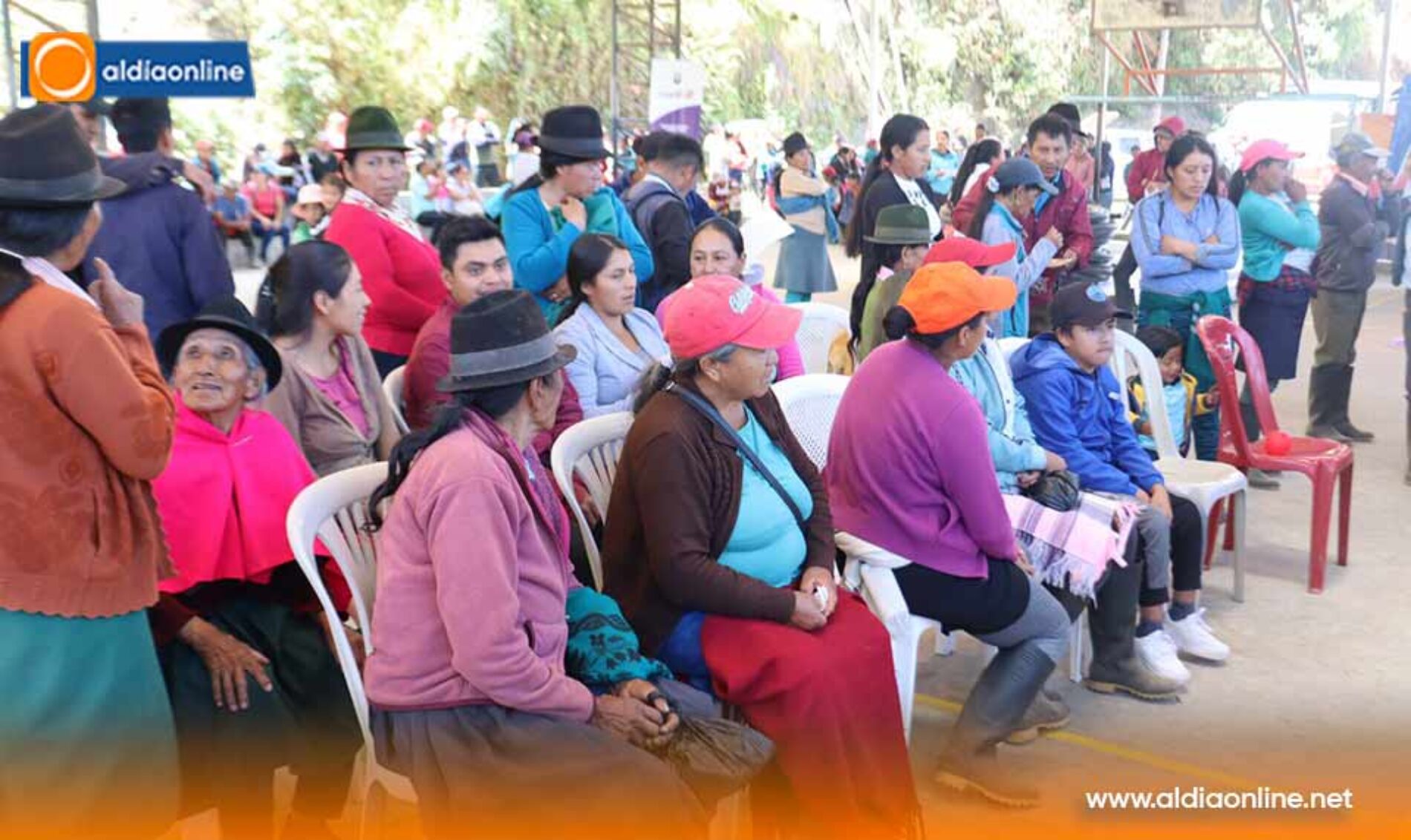 GOBERNADOR DE COTOPAXI ENTREGÓ KITS DE AYUDA HUMANITARIA EN EL CANTÓN SIGCHOS