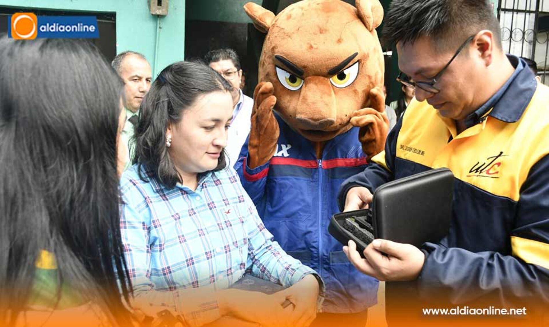 ELECTROMECÁNICA UTC ENTREGA DRONE A ESCUELA DE LA MANÁ