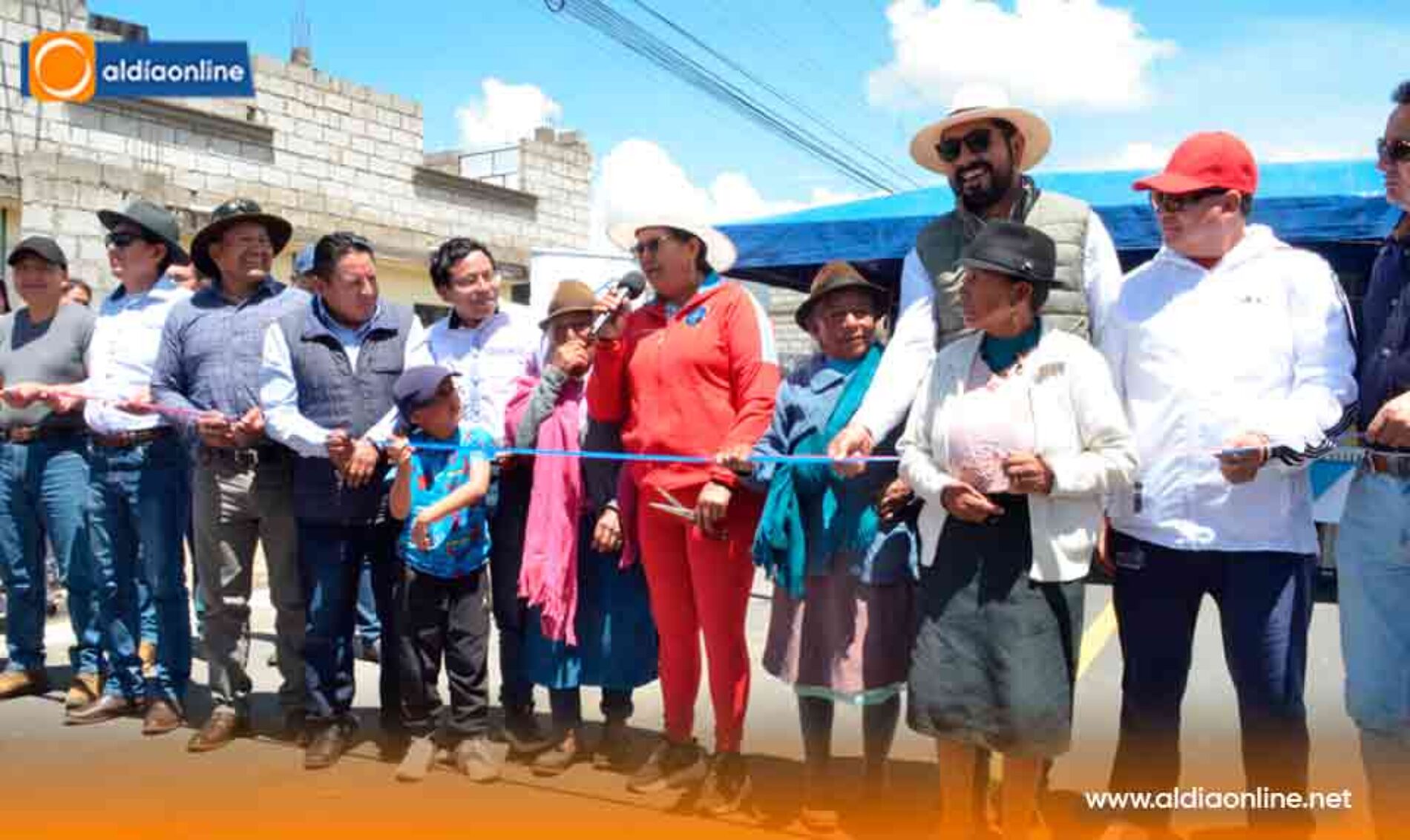 PREFECTURA INAUGURA ASFALTADO QUE UNE LAS PARROQUIAS DE  GUAYTACAMA (PILACOTO) CON TANICUCHI (SAN ANDRÉS)  (VIDEO)