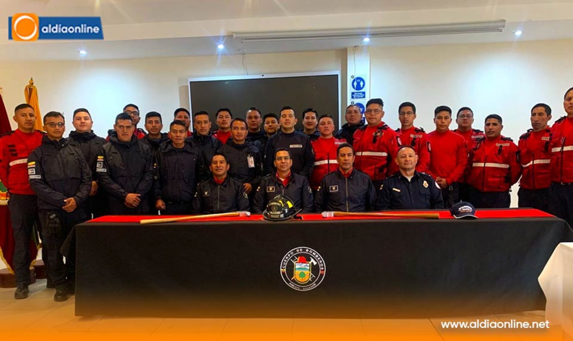 BOMBEROS DE AMBATO Y LATACUNGA SE CAPACITAN EN BÚSQUEDA Y RESCATE EN ESTRUCTURAS COLAPSADAS