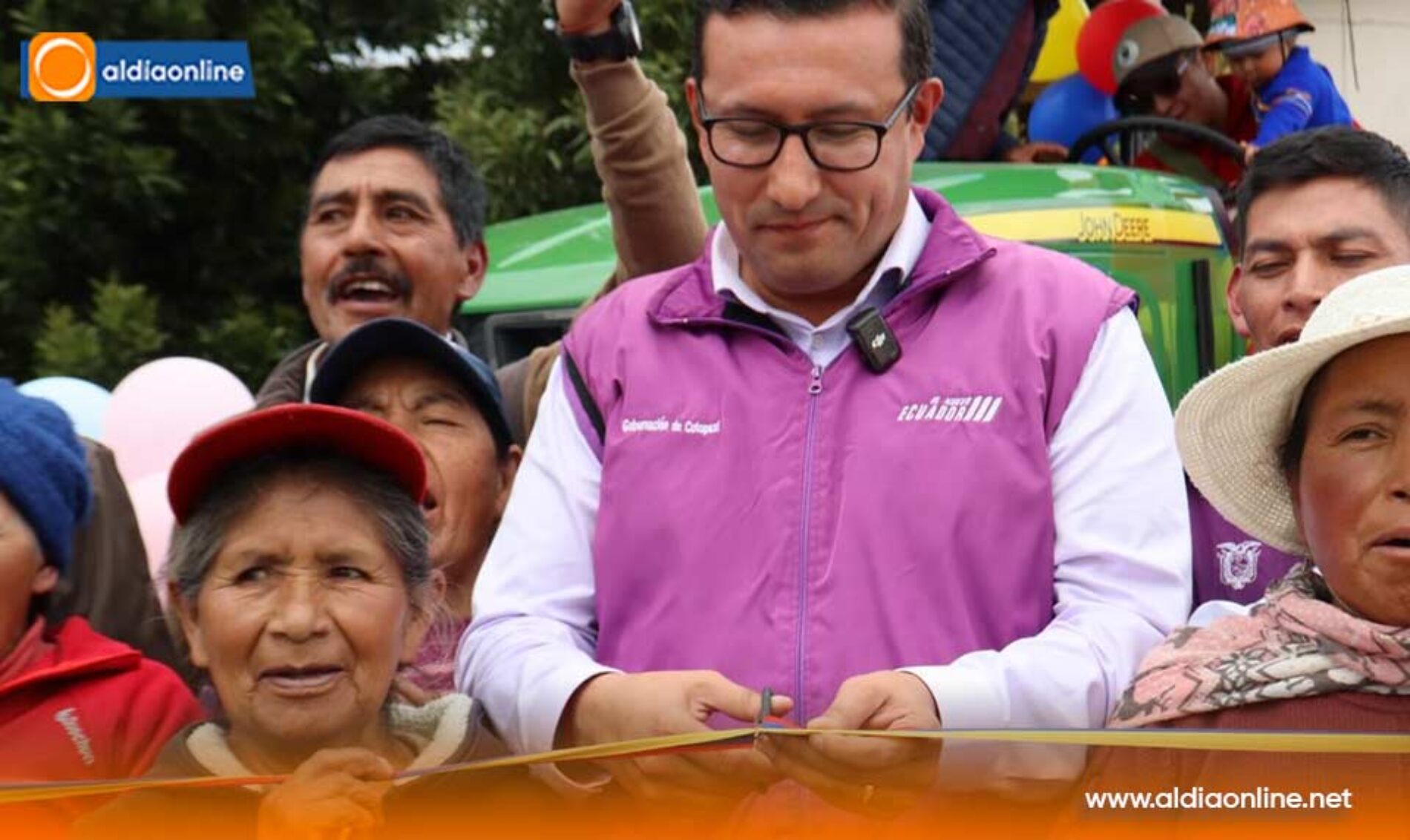 GOBERNADOR DE COTOPAXI ENTREGA TRACTORES EN TOACASO Y RATIFICA CONTINUAR TRABAJANDO HASTA DECISIÓN DEL GOBIERNO NACIONAL